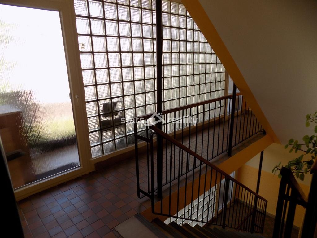 Prodej bytu 3+1/L, 61 m2, s garáží, Praha - Hostivař