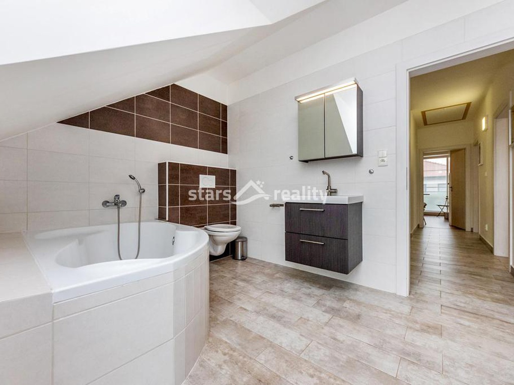 Prodej krajového RD 5+kk, pozemek 246 m2, Lomená - Veltrusy