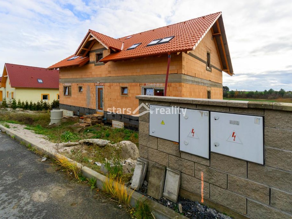 Prodej RD se 3 byty, 1x kancelář a 2 x garáž, pozemek 957 m2, Netovice okr. Kladno