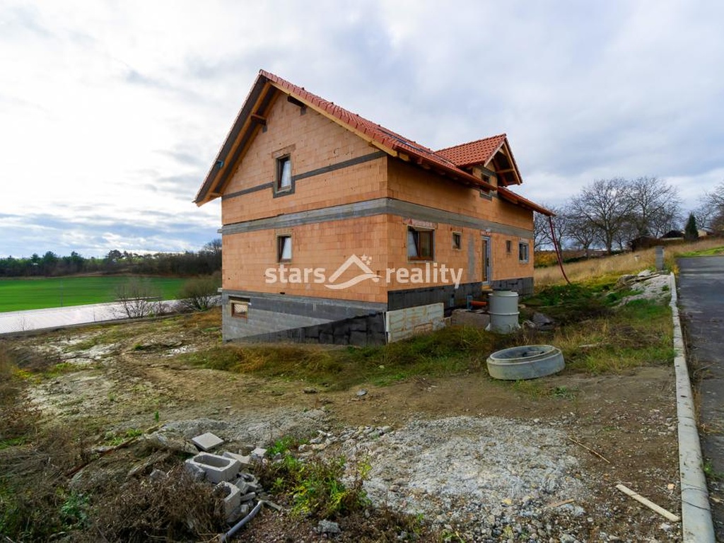 Prodej RD se 3 byty, 1x kancelář a 2 x garáž, pozemek 957 m2, Netovice okr. Kladno