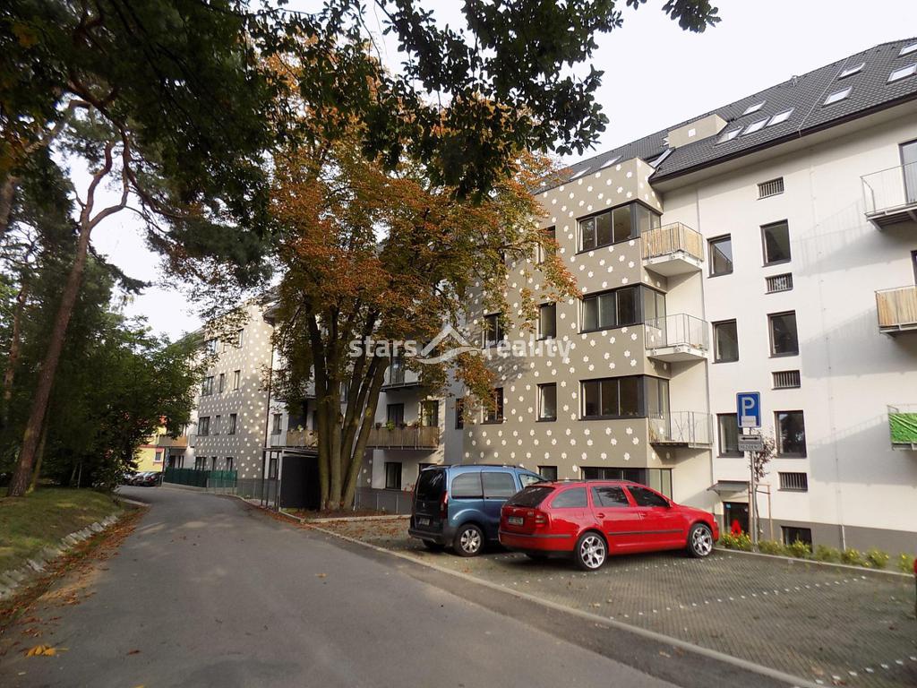Pronájem bytu 2+kk s balkonem, v novostavbě v Milovicích