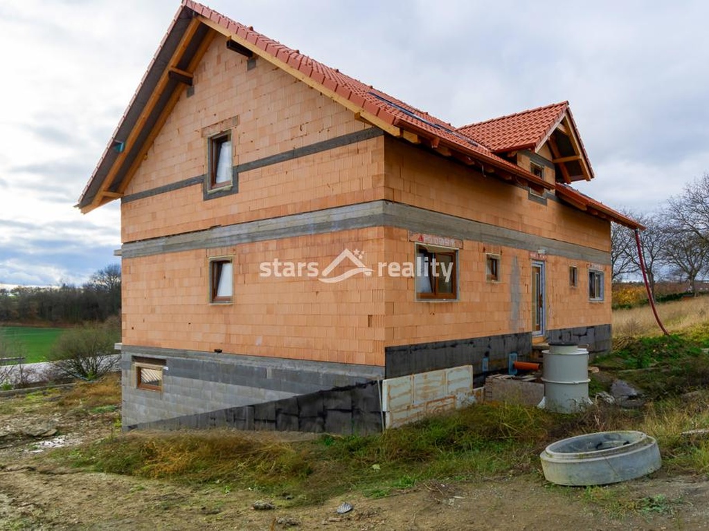 Prodej RD se 3 byty, 1x kancelář a 2 x garáž, pozemek 957 m2, Netovice okr. Kladno
