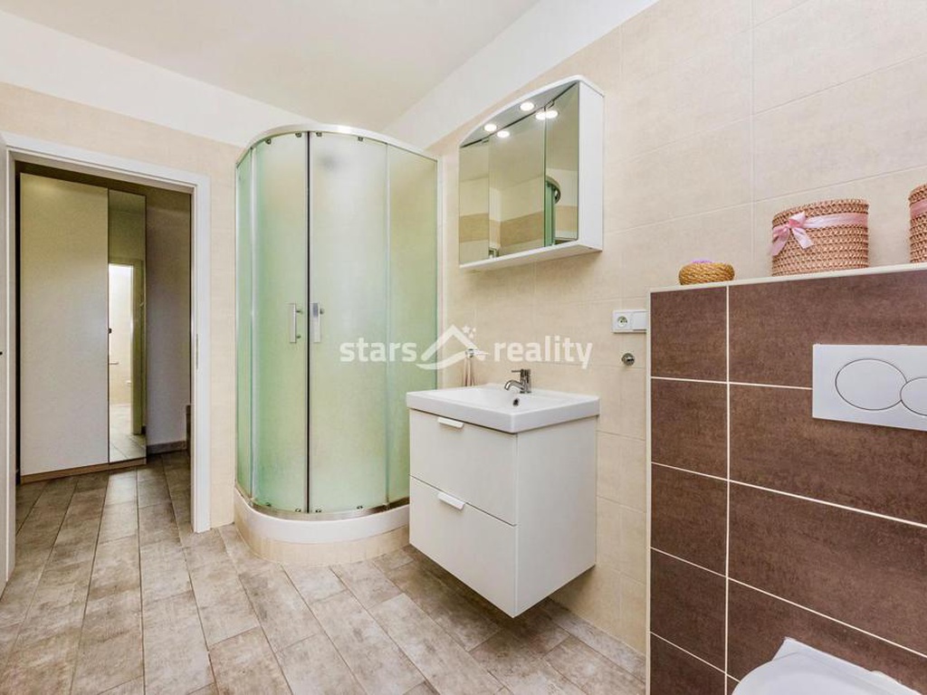 Prodej krajového RD 5+kk, pozemek 246 m2, Lomená - Veltrusy