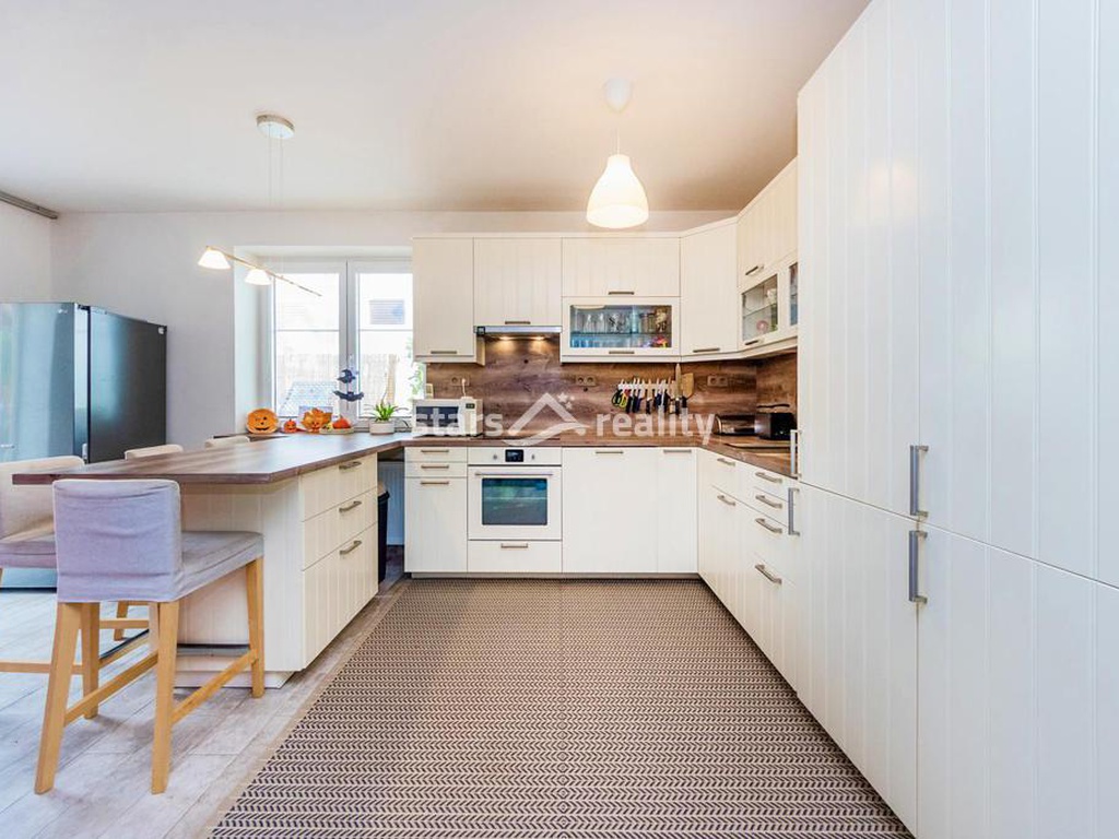 Prodej krajového RD 5+kk, pozemek 246 m2, Lomená - Veltrusy