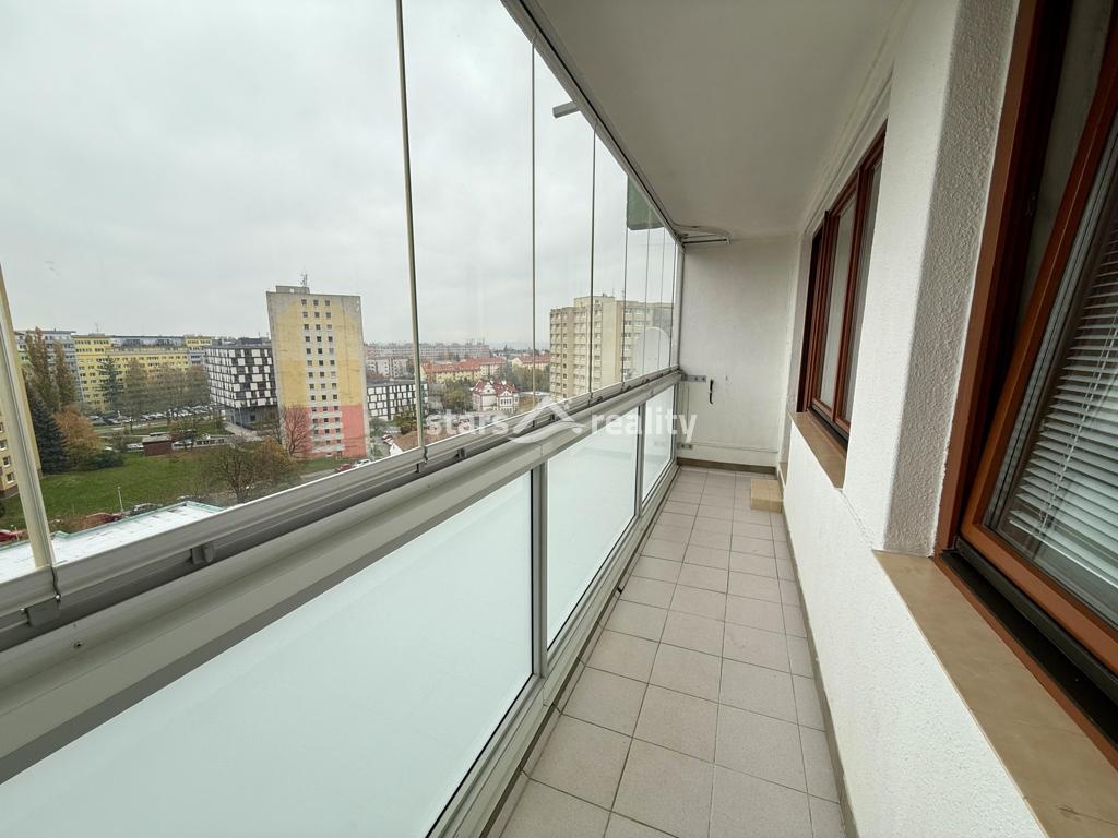 Pronájem bytu 3+1/L, 80m2 s možností garážového stání - ul.Děčínská Praha 9