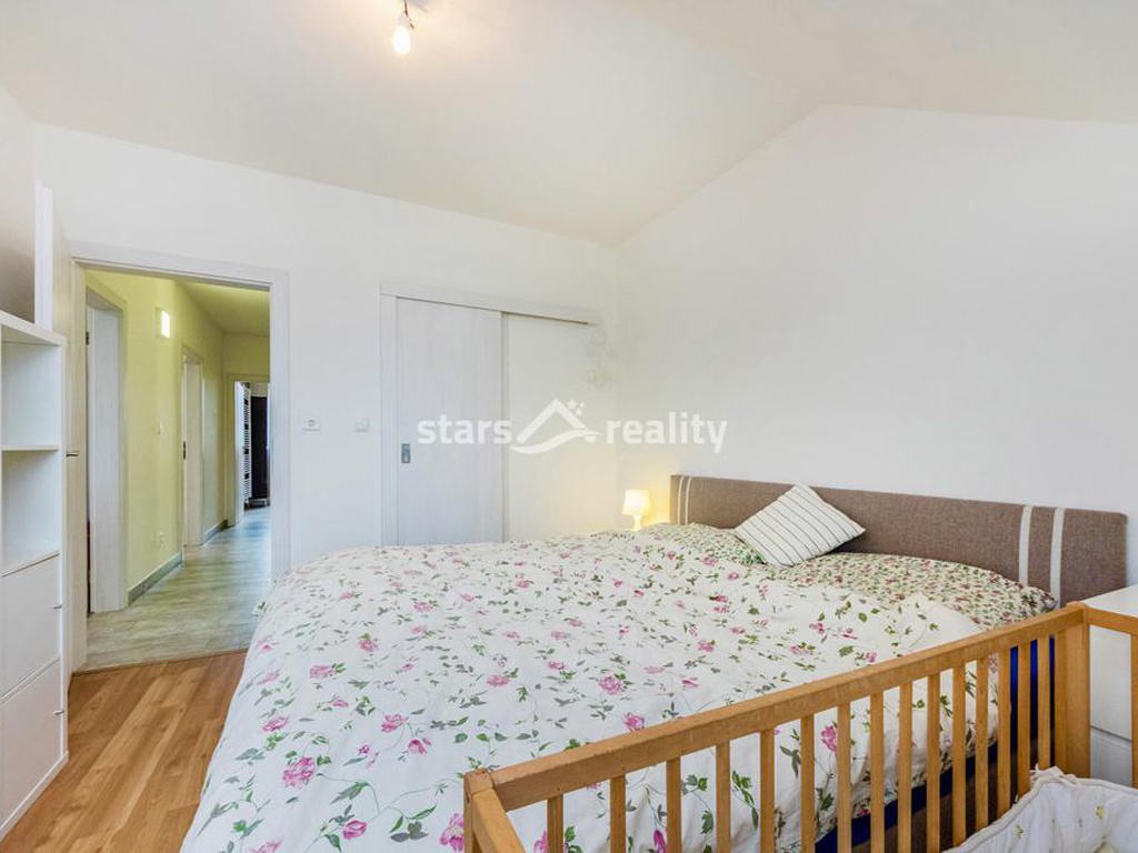 Prodej krajového RD 5+kk, pozemek 246 m2, Lomená - Veltrusy