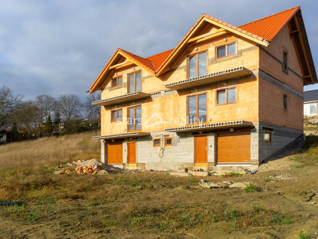 Prodej RD se 3 byty, 1x kancelář a 2 x garáž, pozemek 957 m2, Netovice okr. Kladno